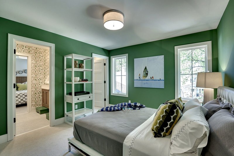 Стены зелёного цвета - нежелательное цветовое решение для комнаты с окнами на север