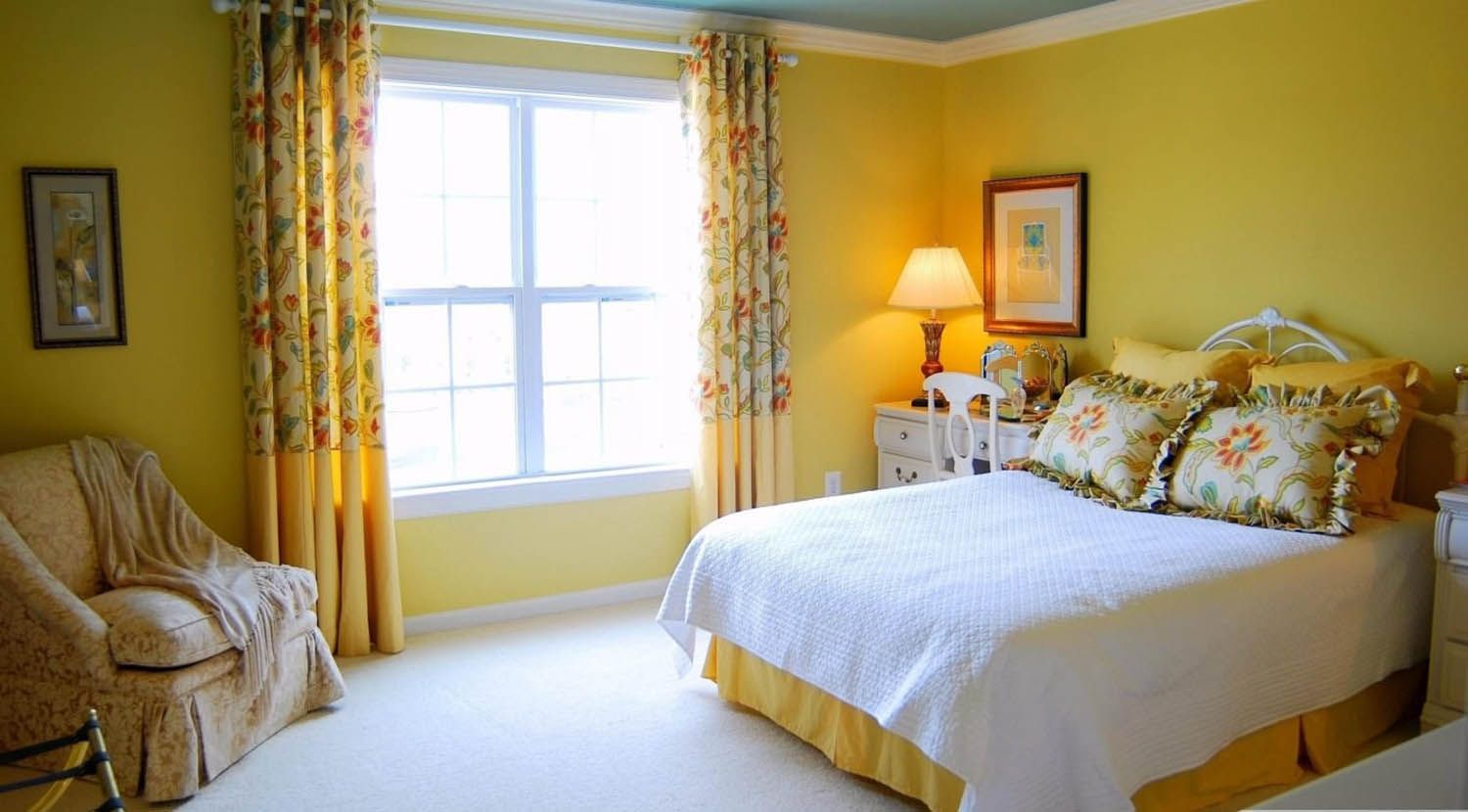 Желтый цвет стен наполнит комнату теплом