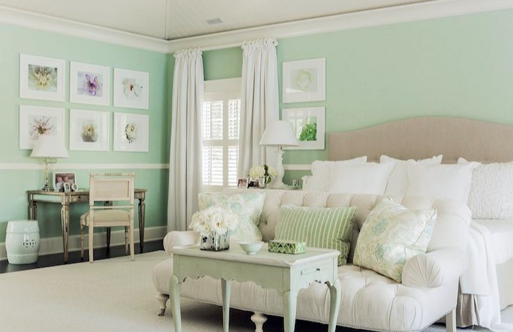 Мягкий зеленый оттенок стен усилит успокаивающее воздействие вечернего света в комнате с окнами на восток