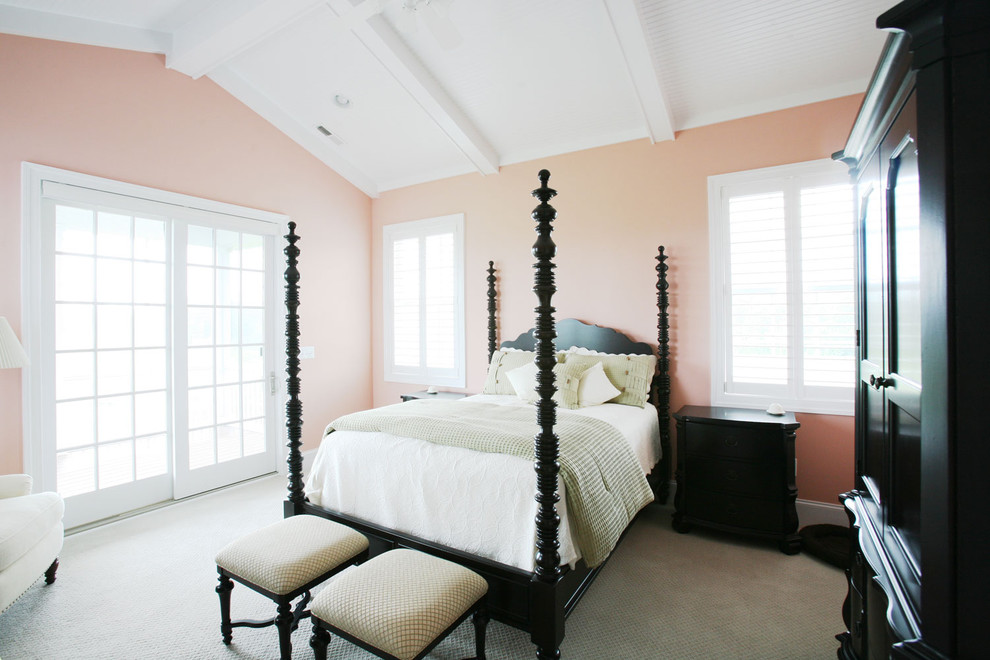 Контраст черного и розового цветов в комнате о окнами на восток
