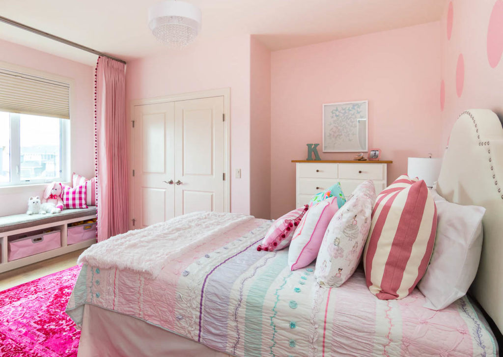 Теплые розовые и песочные цвета стен создадут выразительную атмосферу вечером в комнате с окнами на запад
