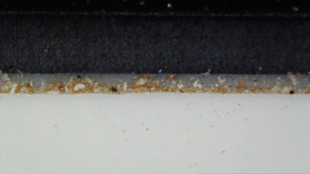 Нагар, пыль, остатки клея на клеевом шве для разной толщины кромки и разного материала