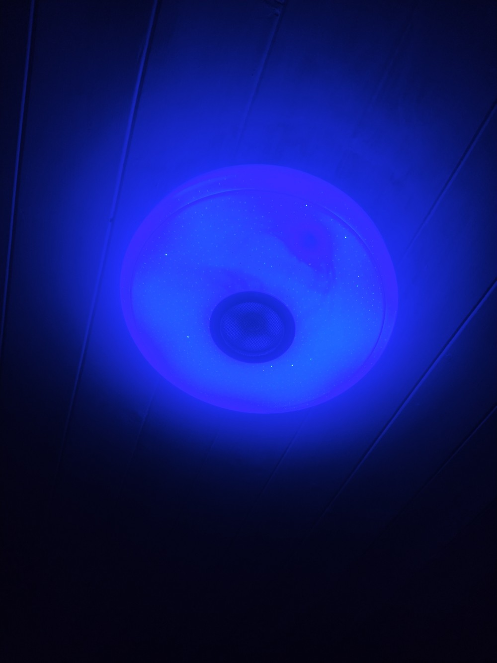Синие свечение потолочного светильника